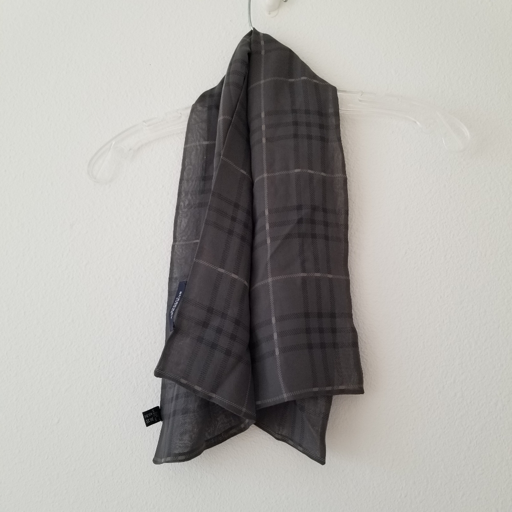 🌸 Burberry London Grey Silk Scraf Foulard